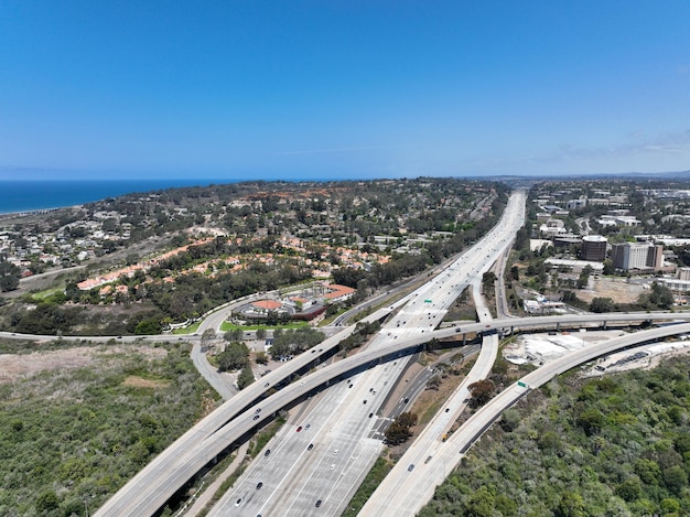 Vista aérea do intercâmbio rodoviário e junção san diego freeway interestadual califórnia eua