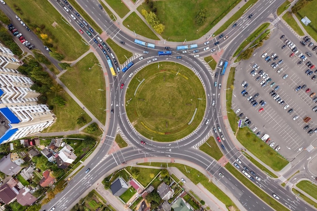 Vista aérea do intercâmbio rodoviário ou interseção rodoviária Rede de junção de transporte tomada por drone