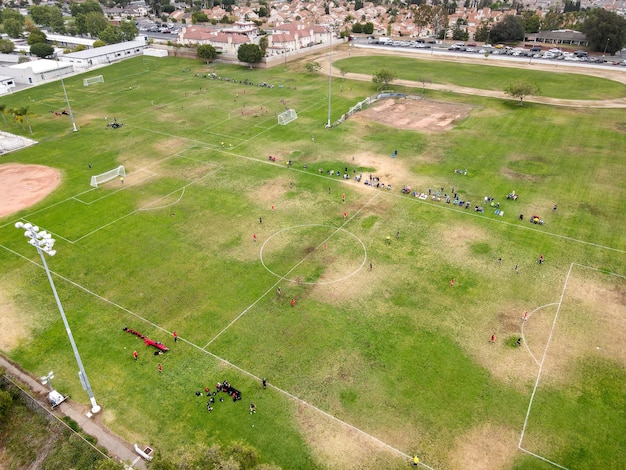 Vista aérea do jogo de futebol no parque público
