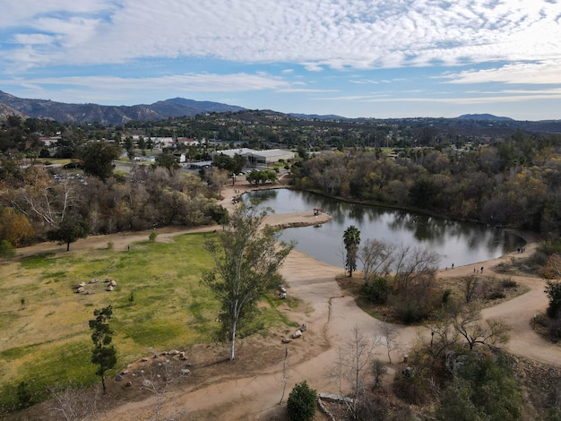 Vista aérea do Kit Carson Park, parque municipal em Escondido, Califórnia, EUA