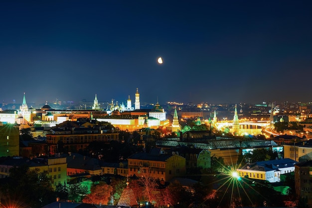 Vista aérea do kremlin da cidade de moscou na rússia à noite. com lua no céu