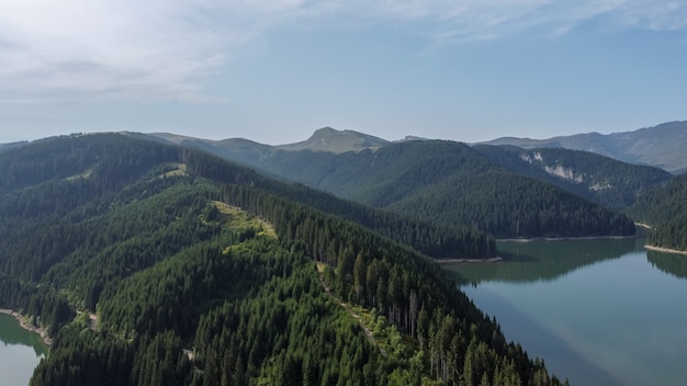 Vista aérea do lago Bolboci nas montanhas Bucegi da Romênia