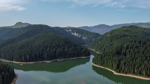 Vista aérea do lago Bolboci nas montanhas Bucegi da Romênia