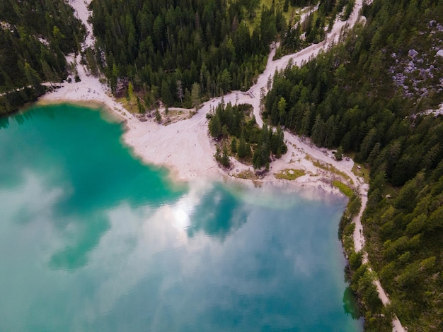 Vista aérea do lago braies e da floresta nos alpes italianos. montanhas dolomitas trentino-alto adige