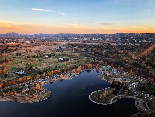 Foto vista aérea do lago contra o céu durante o pôr-do-sol