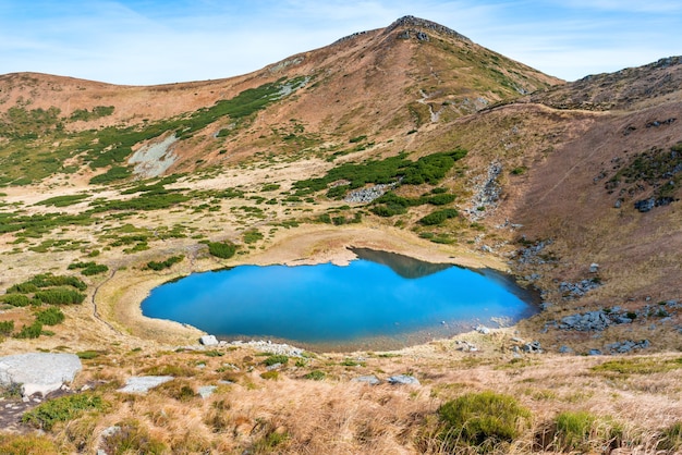 Vista aérea do lago de montanhas com água azul