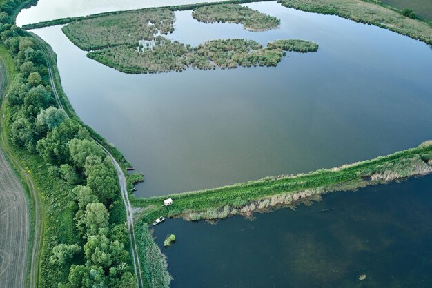 Vista aérea do lago de peixes com água azul na área de aquicultura