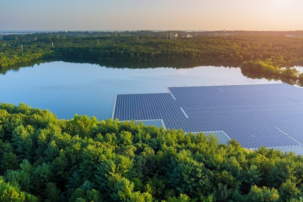 Vista aérea do lago em eletricidade alternativa renovável em plataforma flutuante de células de painéis solares