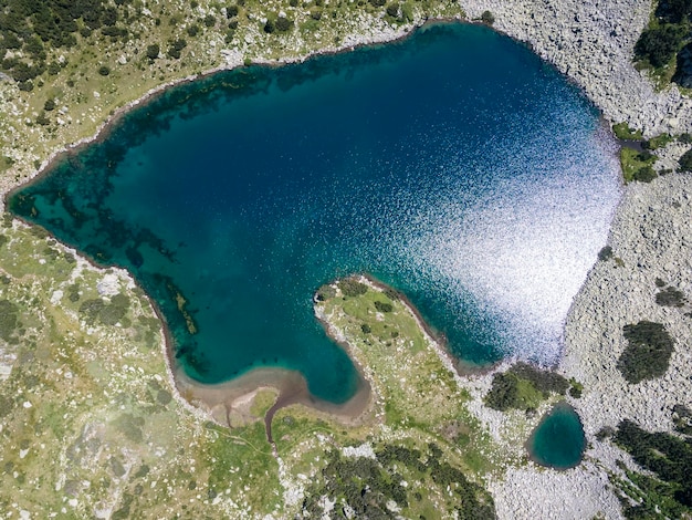 Vista aérea do lago Fish Banderitsa e da montanha Pirin