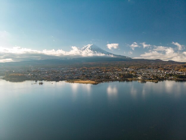 Vista aérea do lago Kawaguchi localizado na fronteira Fujikawaguchiko e Minobu