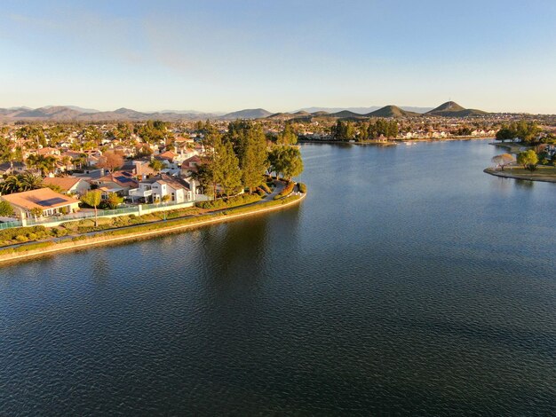 Vista aérea do Lago Menifee e subdivisão residencial do bairro durante o pôr do sol Riverside EUA