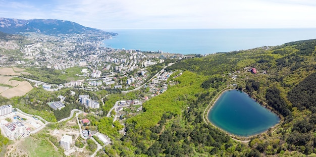 Vista aérea do lago Mogabinskoe em forma de coração e do Mar Negro, na Crimeia.