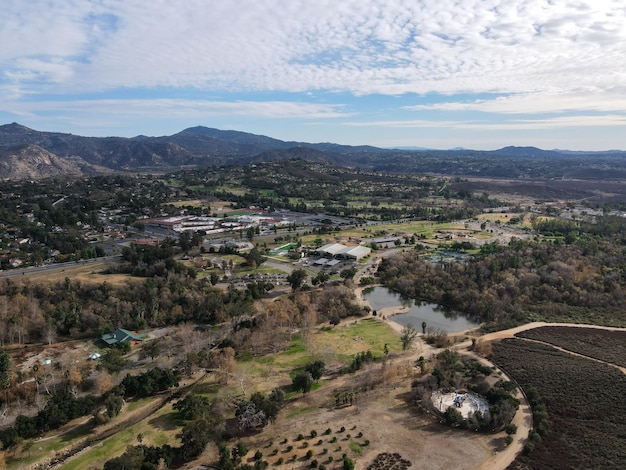 Vista aérea do lago no Kit Carson Park, parque municipal em Escondido, Califórnia, EUA