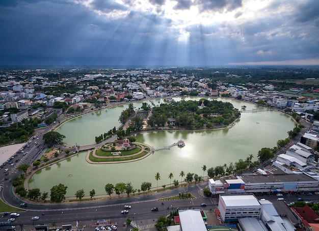 Vista aérea do Lago Palanchai, Roi-Et, Tailândia