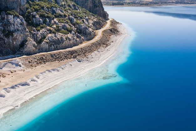 Vista aérea do lago Salda azul na Turquia