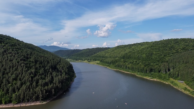 Vista aérea do Lago Zetea e colinas, Romênia