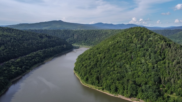 Vista aérea do lago Zetea em Harghita, Romênia