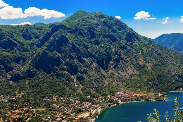 Vista aérea do litoral da Baía de Boka-Kotor, Montenegro