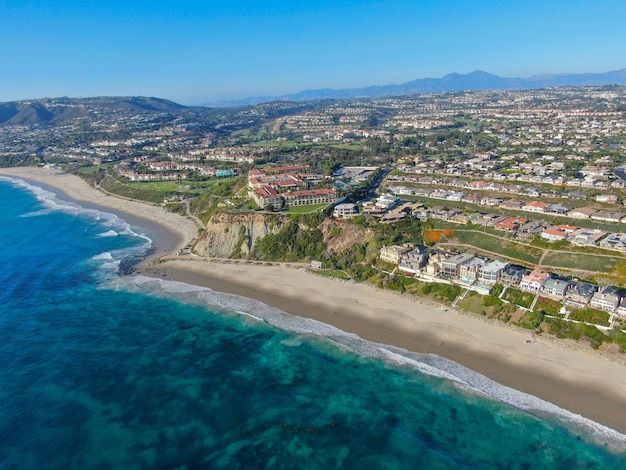 Vista aérea do litoral da praia de Salt Creek e Monarch Bairro pequeno em Orange County