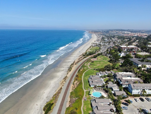 Vista aérea do litoral e da praia de Del Mar, San Diego County, Califórnia, EUA.