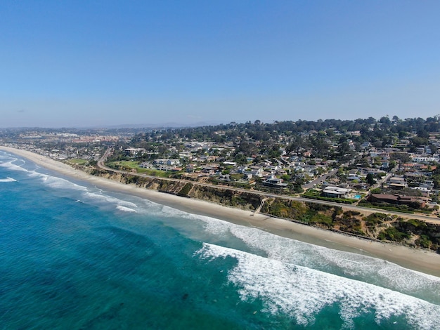 Vista aérea do litoral e da praia de Del Mar, San Diego County, Califórnia, EUA.