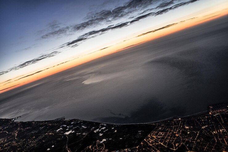 Foto vista aérea do mar contra o céu durante o pôr-do-sol