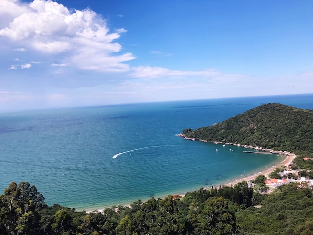 Vista aérea do mar contra o céu