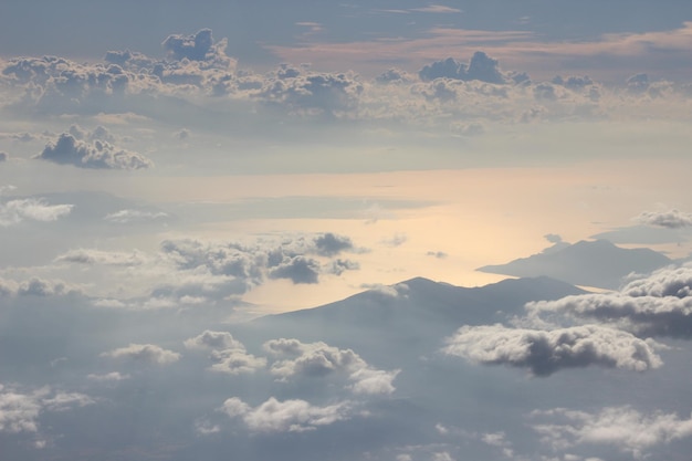 Vista aérea do mar contra o céu