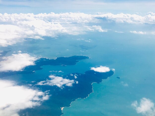 Foto vista aérea do mar contra o céu