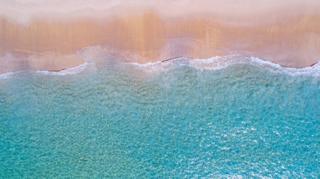 Vista aérea do mar de cima para baixo do mar incrível natureza praia fundo onda quebrando na costa arenosa na ilha de phuket, tailândia