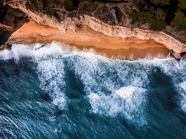 Vista aérea do mar e da praia