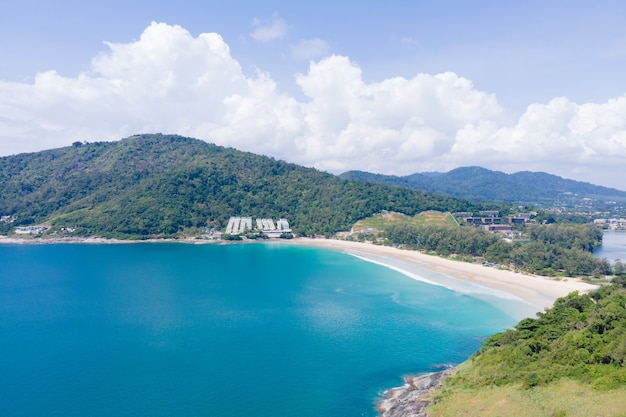 Vista aérea do mar e fundo da montanha da praia