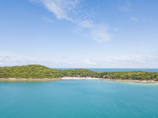 Vista aérea do mar e montanhas de Koh Samet