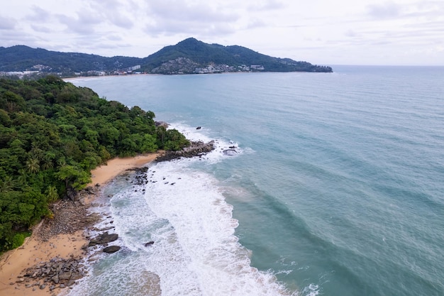 Vista aérea do mar quebrando ondas Ondas espumosas brancas em rochas costeiras Vista superior Costa rochosa