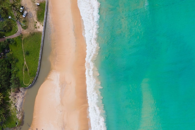 Vista aérea do mar tropical e areia da praia