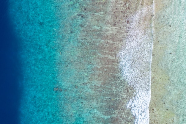 Vista aérea do mar, vista superior do incrível fundo do oceano natural. Cores de água azul brilhante, praia de lagoa