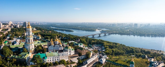 Vista aérea do monumento à pátria mãe em kiev