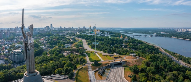 Vista aérea do monumento à pátria mãe em Kiev