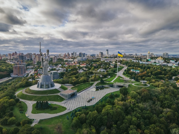 Vista aérea do monumento à pátria mãe no centro da cidade