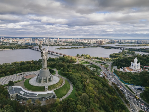 Vista aérea do monumento à pátria mãe no centro da cidade