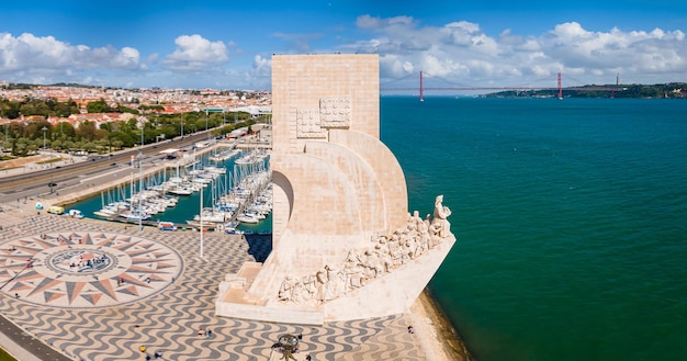 Foto vista aérea do monumento aos descobrimentos ou padrao dos descobrimentos localizado em belém em lisboa portugal