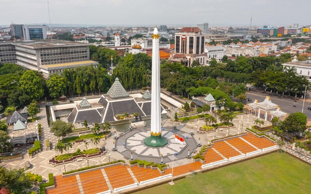 Foto vista aérea do monumento aos heróis em surabaya