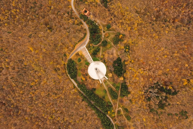 Vista aérea do monumento Freedom na montanha Fruska Gora, perto de Novi Sad, Sérvia