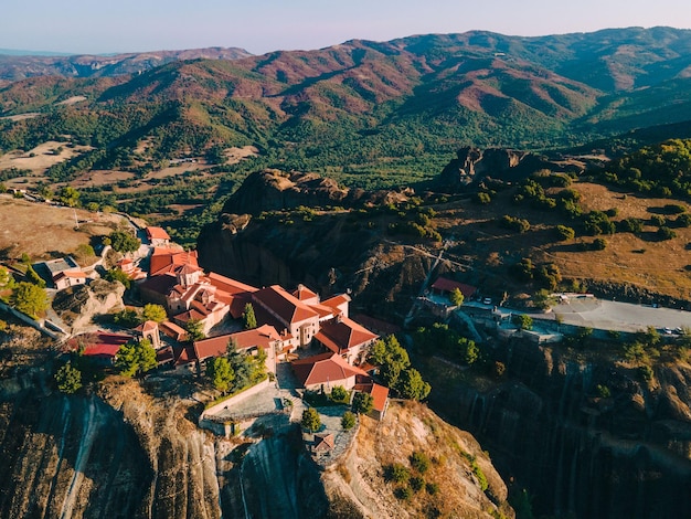 Vista aérea do mosteiro de Meteora Montanhas da Tessália Grécia verão