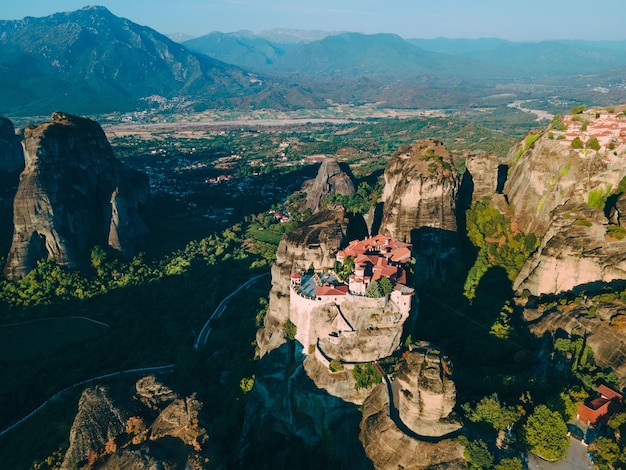 Vista aérea do mosteiro de Meteora Montanhas da Tessália Grécia verão