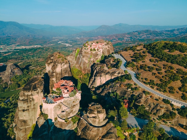 Vista aérea do mosteiro de Meteora, montanhas da Tessália, Grécia