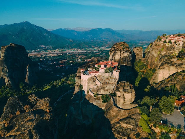 Vista aérea do mosteiro de Meteora, montanhas da Tessália, Grécia