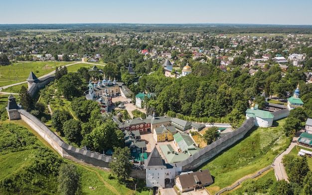 Vista aérea do Mosteiro Pskov-Pechory na Rússia