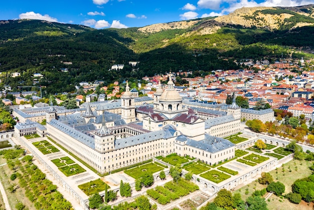 Vista aérea do mosteiro real de san lorenzo de el escorial, perto de madri, espanha