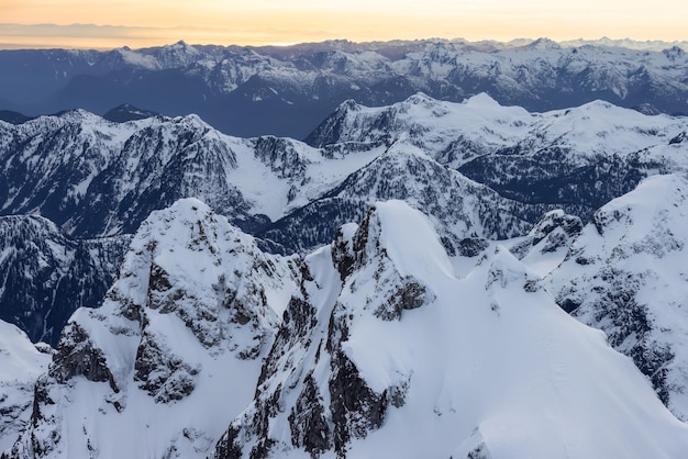 Vista aérea do Mount Judge e da paisagem canadense das Montanhas Rochosas